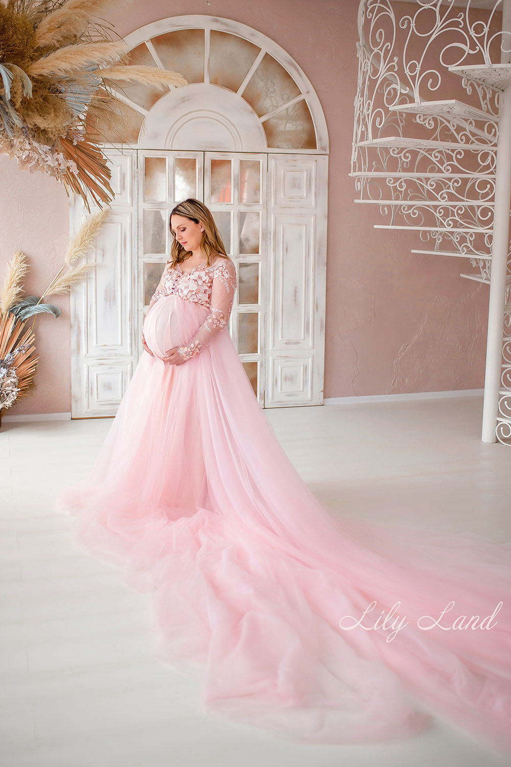 Vestido de maternidad en color rosa con cola larga y esponjosa para sesión de fotos