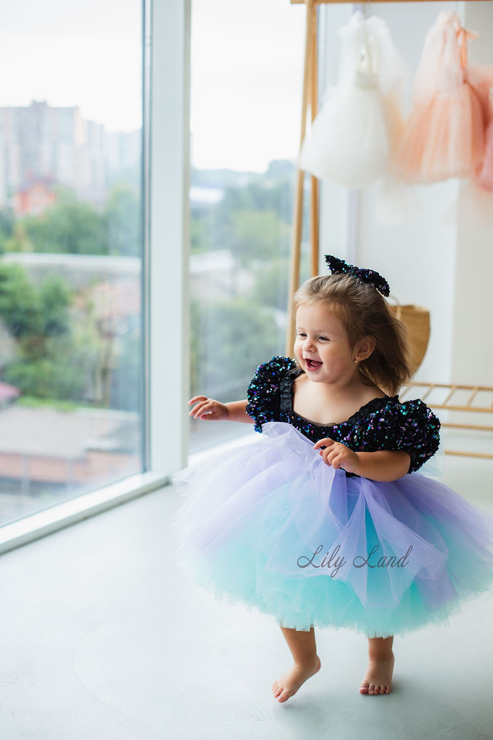 Vestido de niña Carmella con top de lentejuelas negro y falda hinchada degradada