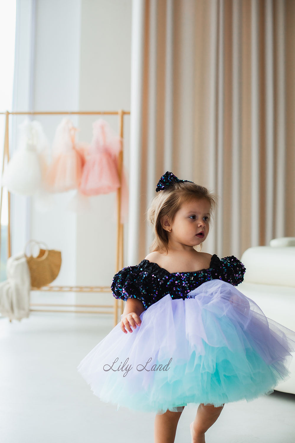 Vestido de niña Carmella con top de lentejuelas negro y falda hinchada degradada