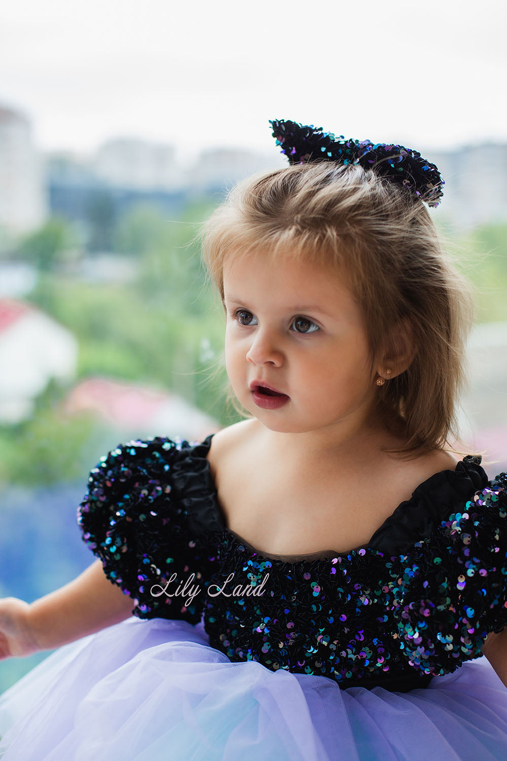 Vestido de niña Carmella con top de lentejuelas negro y falda hinchada degradada