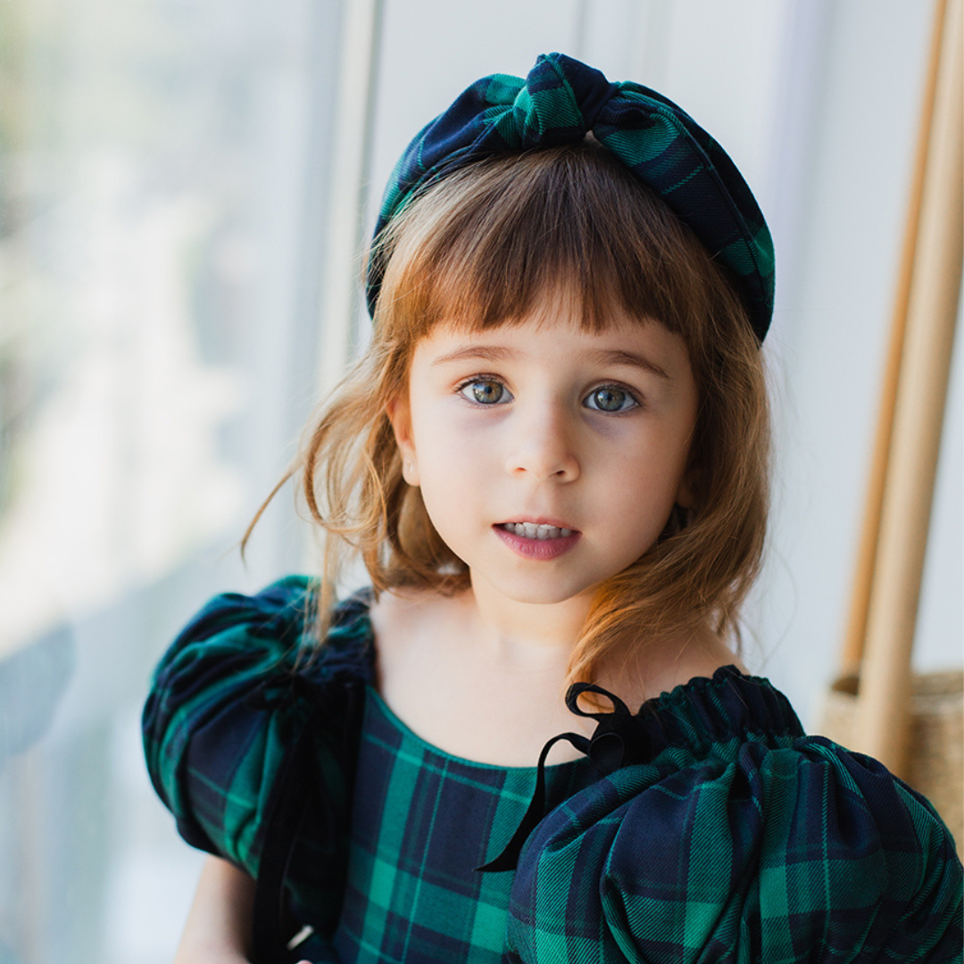 Diadema de niña navideña con nudo a cuadros de tartán en color verde esmeralda