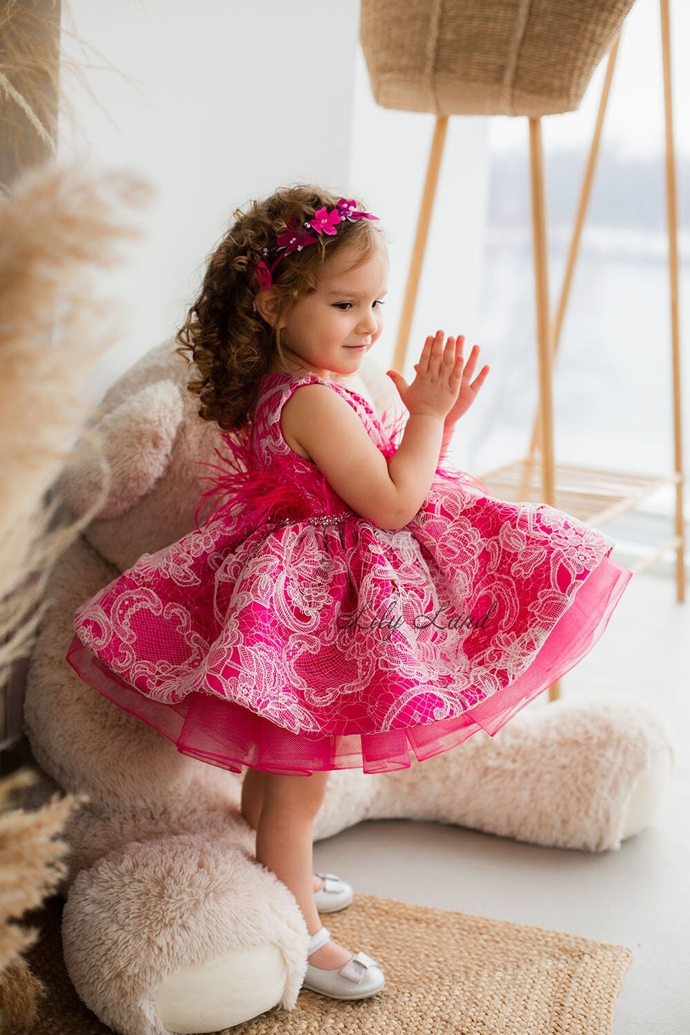 Vestido Niña Volante Shantilly en Color Fucsia con Plumas y Encaje Guipur